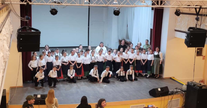 elevii-veseli-de-la-lenau-la-jimbolia-dans-si-cantece-traditionale
