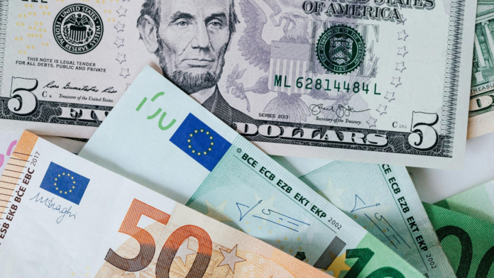 curs-valutar-11-august-euro-si-aurul-mai-ieftine