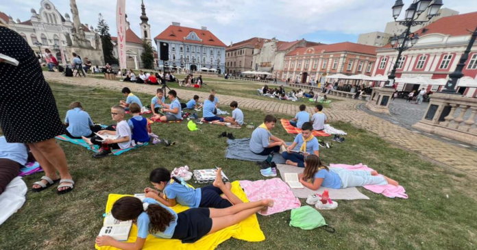 foto-sute-de-tineri-pe-patura-citind-in-piata-unirii