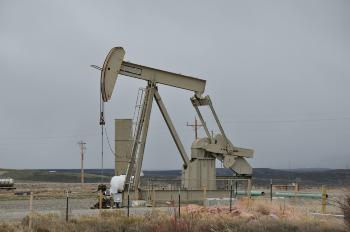 pretul-petrolului-scade-cu-2-din-cauza-ofertei-globale