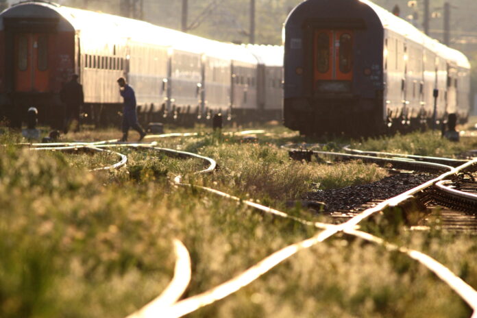 Trenurile de pe 30 de rute CFR suspendate noaptea aceasta