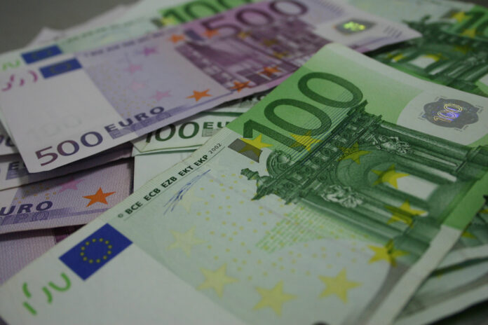 Curs valutar, 6 noiembrie: Euro și aurul scad