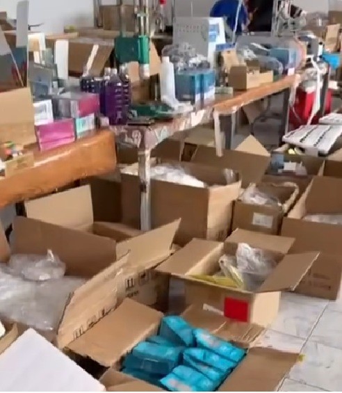Fabrică ilegală de dispozitive de vapat găsită în Prahova