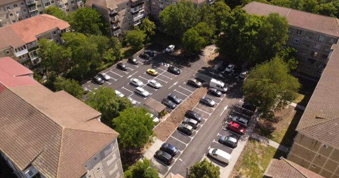 Noi parcări în Calea Șagului, garajele vechi demolante.