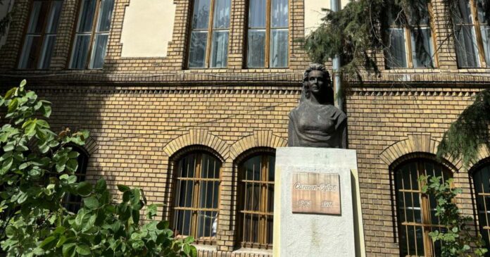 Tensiuni la Colegiul „Carmen Sylva”: directoarea demisă după două zile