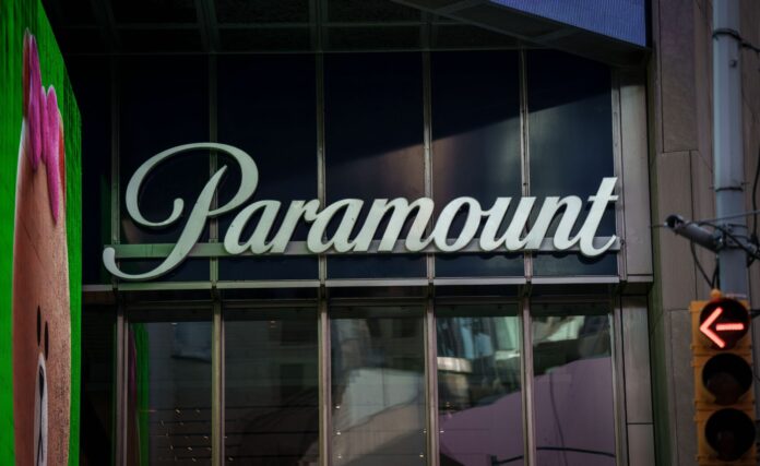 Cursa pentru achiziția Warner Bros. Discovery: O nouă ofertă, mai generoasă, din partea Paramount