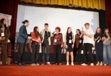 VIDEO. Triumf pe scena de la Sinaia. Elevii de la „Ana Aslan” au transformat satira educațională într-un premiu național.