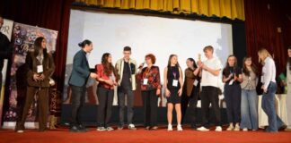 VIDEO. Triumf pe scena de la Sinaia. Elevii de la „Ana Aslan” au transformat satira educațională într-un premiu național.