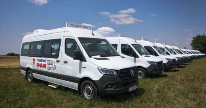 25 de microbuze școlare hibride sosesc la elevii din diverse localități ale județului Timiș
