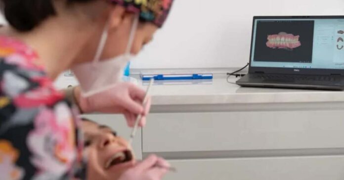 Întrebările comune ale pacienților despre implantul dentar. Răspunsuri clare de la clinica RaDent Center din București.