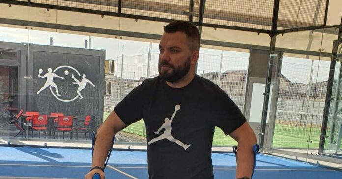 „Mai am nevoie de 57.200 de euro pentru a putea merge din nou”. Povestea lui Adrian, tânărul care luptă de 6 ani pentru a-și recăpăta independența.