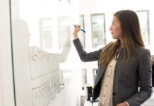 Profesorii învață să predea diferit. Conferința „Clase SMART” plasează tehnologia în centrul educației.