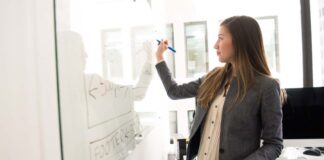 Profesorii învață să predea diferit. Conferința „Clase SMART” plasează tehnologia în centrul educației.