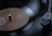 Studenți, medici și profesori cântă împreună la „Muzica este medicamentul meu”, organizat de UMF Timișoara.