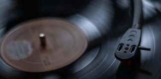 Studenți, medici și profesori cântă împreună la „Muzica este medicamentul meu”, organizat de UMF Timișoara.