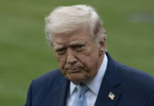 Trump anunță taxe de 25% pentru autoturismele din UE, invocând neconformitatea cu acordul comercial.