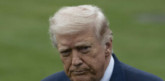 Trump anunță taxe de 25% pentru autoturismele din UE, invocând neconformitatea cu acordul comercial.