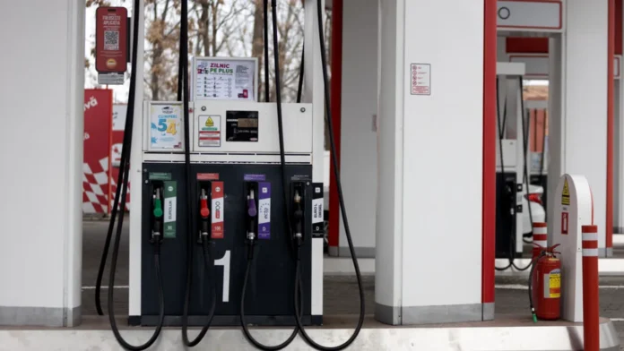 Autoritățile s-au întâlnit cu benzinarii și analizează posibilitatea de a prelungi sau nu situația de criză de pe piața carburanților. Totuși, pentru adoptare este nevoie de un guvern complet.