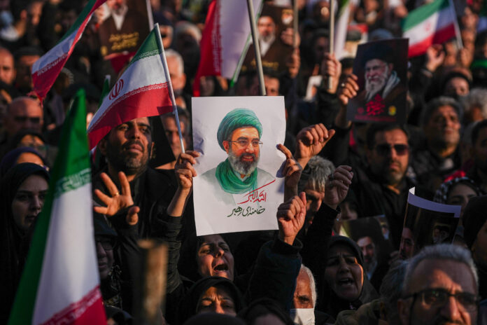 Cum reușește Iranul să prevină colapsul economic în ciuda inflației de 77%, sancțiunilor și conflictului armat.