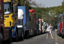 Datorită caniculei, tirurile sunt interzise luni și marți pe drumurile naționale și autostrăzi, inclusiv în Timiș.