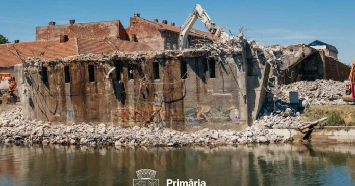 FOTO. Proiectul Podului Muncii a atins o etapă de 10%. Se demolează vechiul pod, iar noul pod este în pregătire.