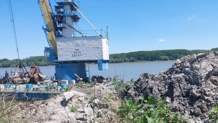 Firmă din Brăila sancționată cu 75.000 de lei pentru depozitarea pământului pe malul Dunării