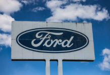 Ford reîntregește echipa de ingineri după ce inteligența artificială nu a reușit să substituie experiența umană.