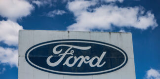 Ford reîntregește echipa de ingineri după ce inteligența artificială nu a reușit să substituie experiența umană.