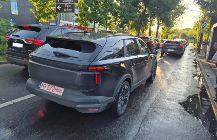 Jaguar: Dacia Striker, surprinsă pe străzile din Capitală