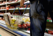 Marile rețele și comercianții mici și mijlocii contestă modificarea plafonării prețurilor. „Nu sprijină interesele consumatorilor”