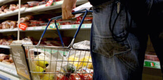 Marile rețele și comercianții mici și mijlocii contestă modificarea plafonării prețurilor. „Nu sprijină interesele consumatorilor”