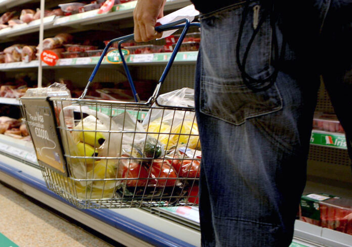 Marile rețele și comercianții mici și mijlocii contestă modificarea plafonării prețurilor. „Nu sprijină interesele consumatorilor”