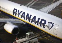 Ryanair este investigată pentru că solicită taxe părinților care doresc să rămână lângă copiii lor.