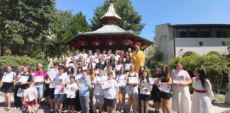 Sărbătoare cu bucurie la Parohia din Fabric. Rugăciuni pentru absolvenți și premii pentru cei mai buni studenți.