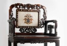 Un jilț aristocratic cu o poveste europeană, provenit din saloanele nobiliare, parte a patrimoniului Muzeului Național al Banatului.