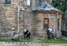 FOTO. Biserica Romano-Catolică din Văliug, salvată cu ajutorul voluntarilor. Ambulanța pentru Monumente a demarat lucrările de protejare.