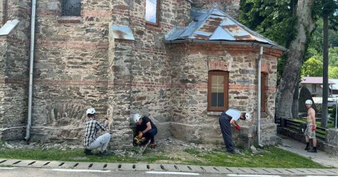 FOTO. Biserica Romano-Catolică din Văliug, salvată cu ajutorul voluntarilor. Ambulanța pentru Monumente a demarat lucrările de protejare.