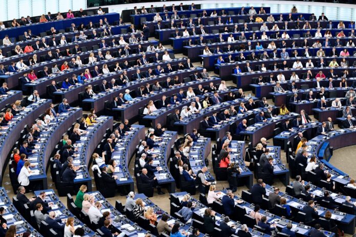 Bugetul UE caută surse financiare suplimentare. Mureșan și Tavares solicită noi resurse proprii, inclusiv o eventuală taxă pe digital | Co-raportorii resping reducerile la agricultură, coeziune și apărare.