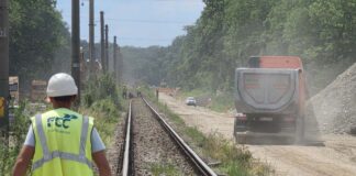 FOTO. „Marea demontare” pe șantierul căii ferate dintre Timișoara și Lugoj. Constructorul profită de suspendarea circulației.