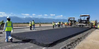 A început asfaltarea experimentală pe tronsonul 3 al Autostrăzii Sibiu.
