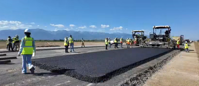 A început asfaltarea experimentală pe tronsonul 3 al Autostrăzii Sibiu.