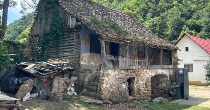 Bârnă cu bârnă, spre o nouă viață. O casă tradițională din Gârliște a fost adusă la Muzeul Satului Bănățean.