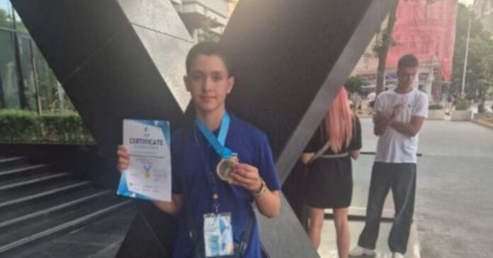 Elev din Timișoara, recompensat cu medalie de aur la Olimpiada Europeană de Geografie. România a obținut prima poziție în clasamentul națiunilor.