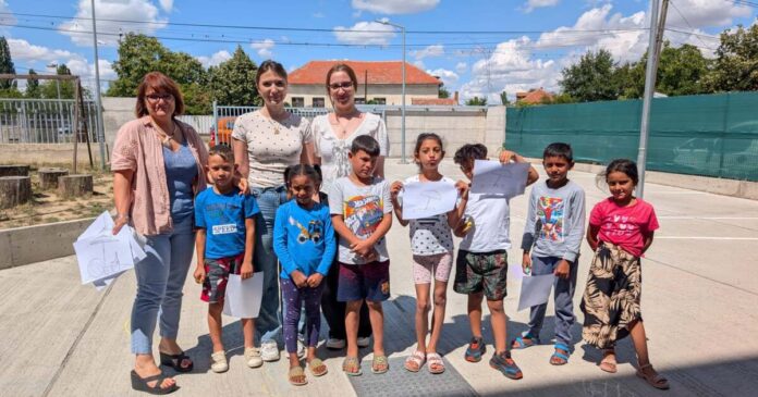 FOTO. De la „Vor să ne fure copiii!” la transformarea centrului social din Kuncz care a schimbat viețile a sute de familii