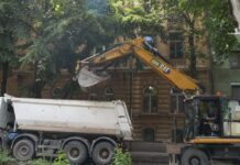 FOTO: Un nou sector de activitate pe șantierul din Traian. Piațeta care devine verde și se conectează cu malul Begăi printr-o pistă pentru biciclete.