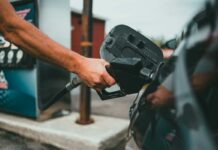 Guvernul poartă discuții cu distribuitorii de combustibili din cauza întârzierilor în transportul de la Oil Terminal.