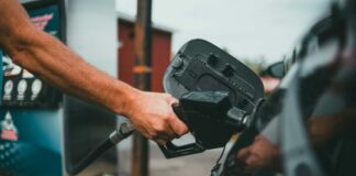 Guvernul poartă discuții cu distribuitorii de combustibili din cauza întârzierilor în transportul de la Oil Terminal.