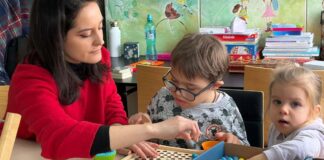 Micuții vulnerabili din Timiș primesc o nouă oportunitate educațională. Grădinițele estivale Salvați Copiii ajung în Timișoara și Checea.