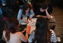 Noaptea de trivia caritabilă ajunge la ediția cu numărul 100 la Timișoara. Fondurile strânse susțin copiii aflați în risc de abandon școlar.