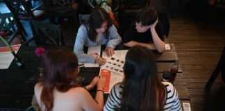Noaptea de trivia caritabilă ajunge la ediția cu numărul 100 la Timișoara. Fondurile strânse susțin copiii aflați în risc de abandon școlar.